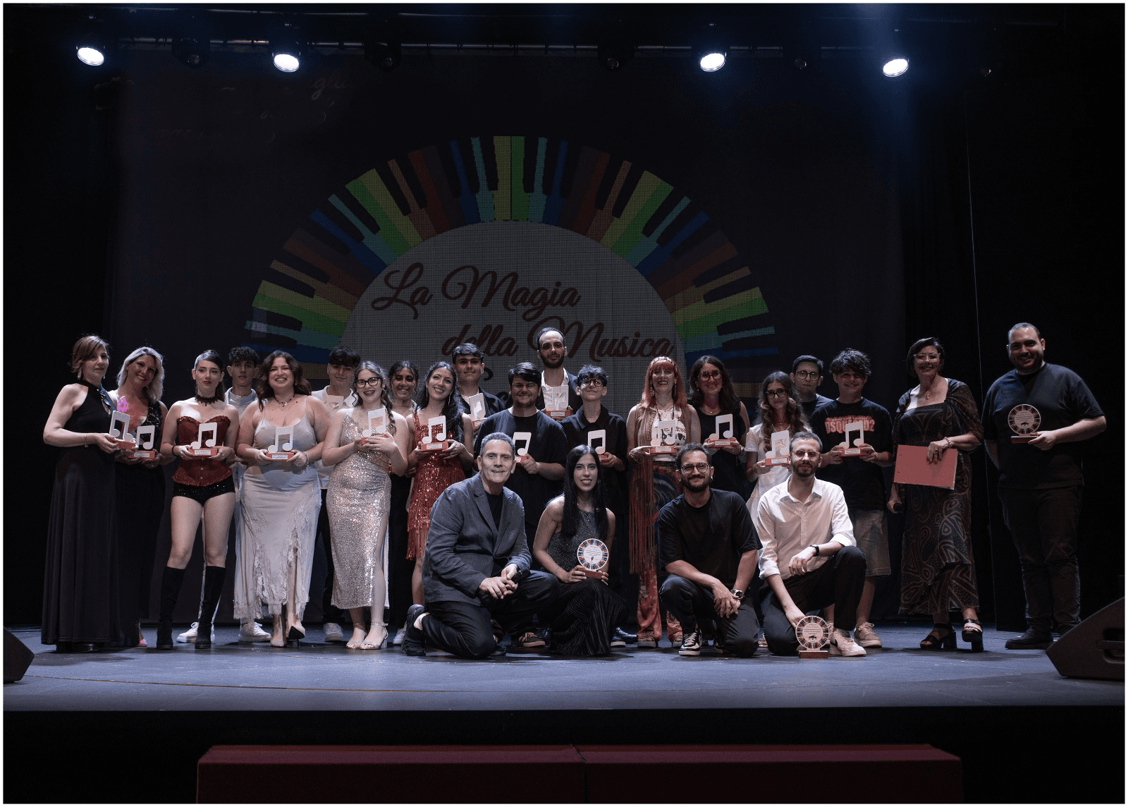 Allievi adulti e docenti della scuola La Magia della Musica sul palco