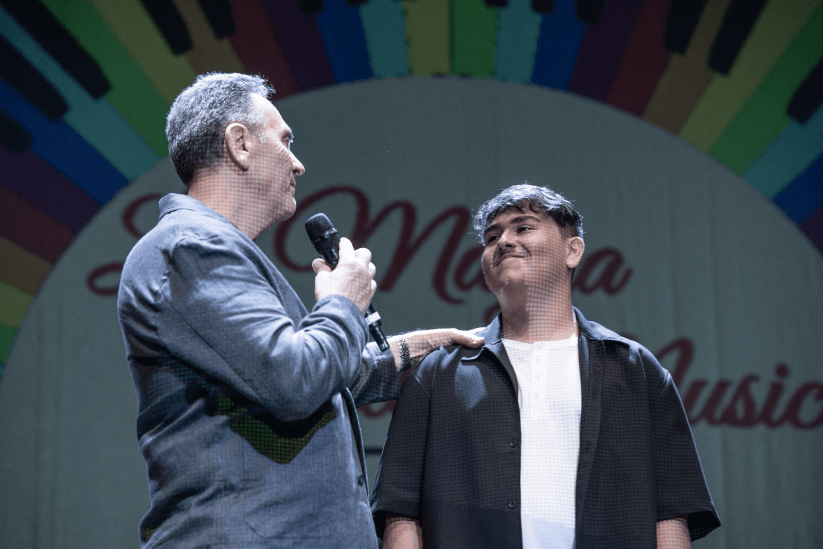 Un allievo festeggia un traguardo sul palco